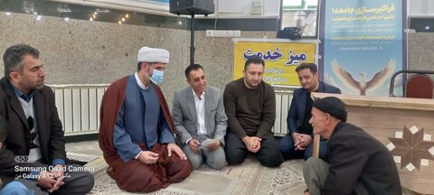 به مناسبت گرامیداشت هفته افراد دارای معلولیت میز خدمت بهزیستی در کامیاران برپا شد