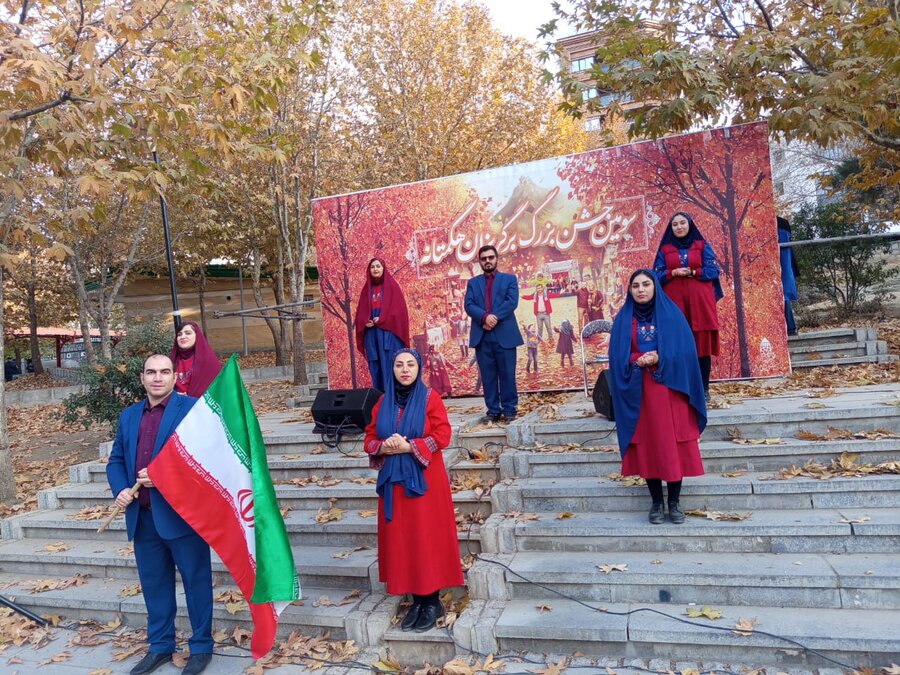 اجرای گروه سرود توانیابان موفق بهزیستی همدان در جشن برگریزان پاییز ۱۴۰۴