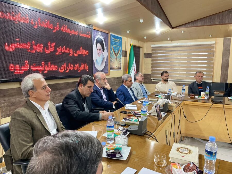 نشست صمیمانه مسئولان استان با افراد دارای معلولیت در قروه برگزار شد
