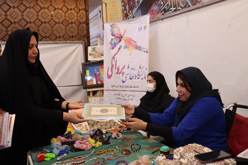 تجلیل از بانوان فعال در برگزاری نمایشگاه دستاوردها و ایستگاه نقاشی توان‌یابان توسط مدیرکل بهزیستی استان بوشهر