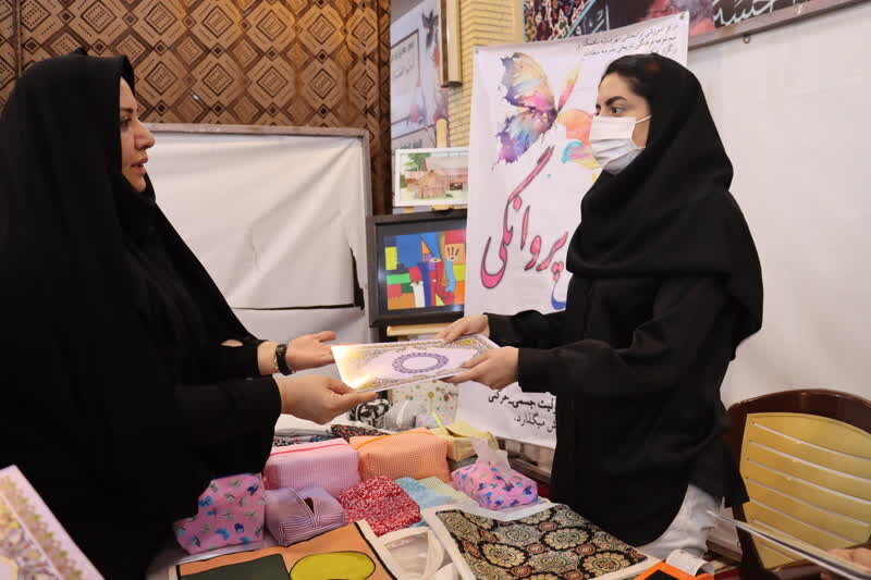 تجلیل از بانوان فعال در برگزاری نمایشگاه دستاوردها و ایستگاه نقاشی توان‌یابان توسط مدیرکل بهزیستی استان بوشهر