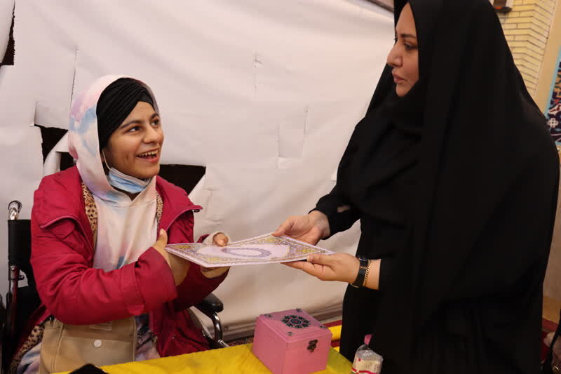 تجلیل از بانوان فعال در برگزاری نمایشگاه دستاوردها و ایستگاه نقاشی توان‌یابان توسط مدیرکل بهزیستی استان بوشهر