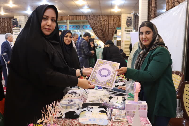 تجلیل از بانوان فعال در برگزاری نمایشگاه دستاوردها و ایستگاه نقاشی توان‌یابان توسط مدیرکل بهزیستی استان بوشهر