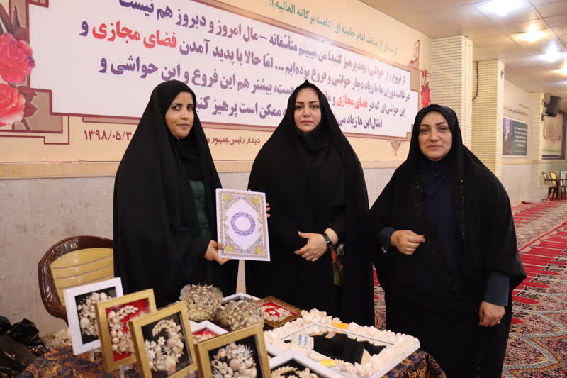تجلیل از بانوان فعال در برگزاری نمایشگاه دستاوردها و ایستگاه نقاشی توان‌یابان توسط مدیرکل بهزیستی استان بوشهر