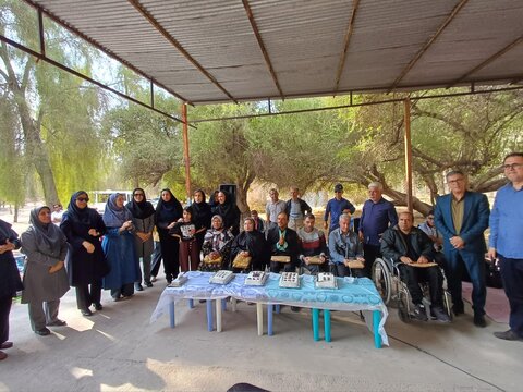 تنگستان|دیدار معنوی و نشاط اجتماعی در امامزاده فقیه ضیا؛ اردوی سیاحتی-زیارتی ویژه توان‌یابان و سالمندان تنگستان برگزار شد