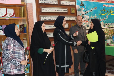 تقدیر از همکاران شاغل در اداره به مناسبت فرا رسیدن روز زن وولادت با سعادت حضرت فاطمه زهرا (ع)