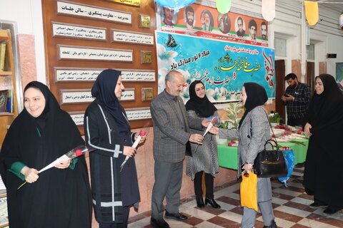 تقدیر از همکاران شاغل در اداره به مناسبت فرا رسیدن روز زن وولادت با سعادت حضرت فاطمه زهرا (ع)