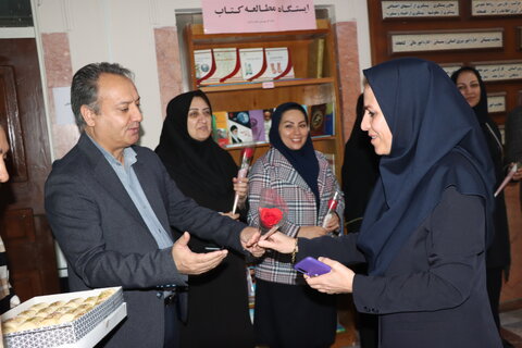 تقدیر از همکاران شاغل در اداره به مناسبت فرا رسیدن روز زن وولادت با سعادت حضرت فاطمه زهرا (ع)