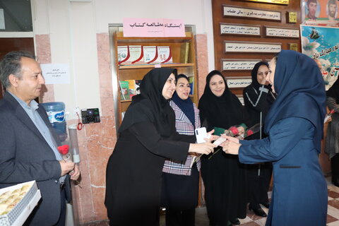 تقدیر از همکاران شاغل در اداره به مناسبت فرا رسیدن روز زن وولادت با سعادت حضرت فاطمه زهرا (ع)