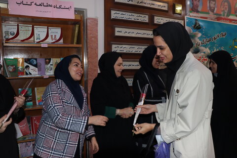 تقدیر از همکاران شاغل در اداره به مناسبت فرا رسیدن روز زن وولادت با سعادت حضرت فاطمه زهرا (ع)