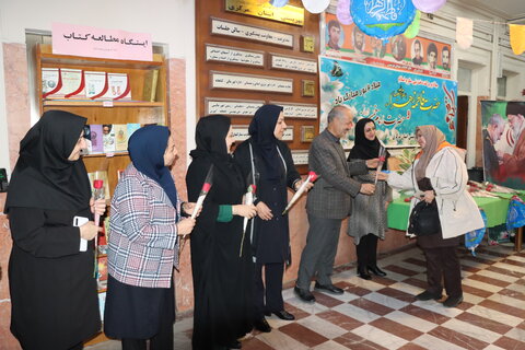 تقدیر از همکاران شاغل در اداره به مناسبت فرا رسیدن روز زن وولادت با سعادت حضرت فاطمه زهرا (ع)