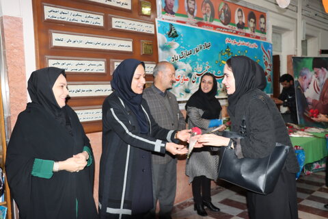 تقدیر از همکاران شاغل در اداره به مناسبت فرا رسیدن روز زن وولادت با سعادت حضرت فاطمه زهرا (ع)