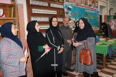 تقدیر از همکاران شاغل در اداره به مناسبت فرا رسیدن روز زن وولادت با سعادت حضرت فاطمه زهرا (ع)