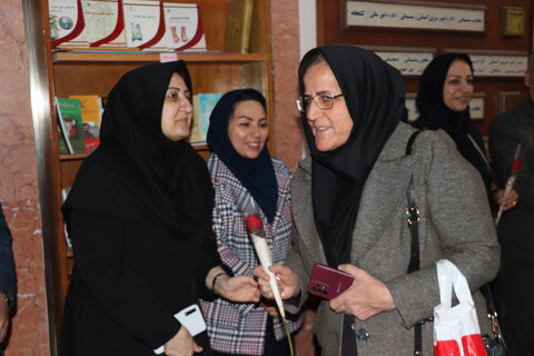 تقدیر از همکاران شاغل در اداره به مناسبت فرا رسیدن روز زن وولادت با سعادت حضرت فاطمه زهرا (ع)