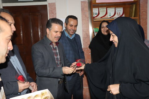 تقدیر از همکاران شاغل در اداره به مناسبت فرا رسیدن روز زن وولادت با سعادت حضرت فاطمه زهرا (ع)