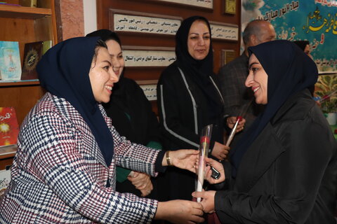 تقدیر از همکاران شاغل در اداره به مناسبت فرا رسیدن روز زن وولادت با سعادت حضرت فاطمه زهرا (ع)