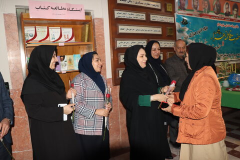 تقدیر از همکاران شاغل در اداره به مناسبت فرا رسیدن روز زن وولادت با سعادت حضرت فاطمه زهرا (ع)