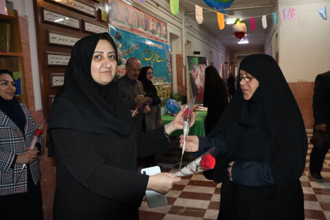 تقدیر از همکاران شاغل در اداره به مناسبت فرا رسیدن روز زن وولادت با سعادت حضرت فاطمه زهرا (ع)