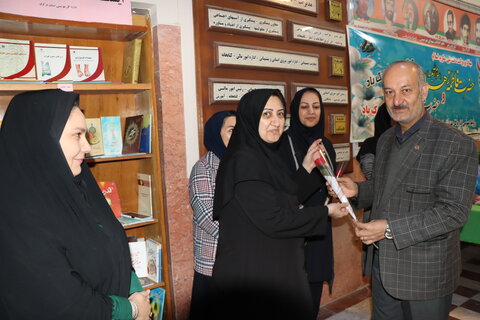 تقدیر از همکاران شاغل در اداره به مناسبت فرا رسیدن روز زن وولادت با سعادت حضرت فاطمه زهرا (ع)