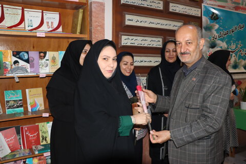 تقدیر از همکاران شاغل در اداره به مناسبت فرا رسیدن روز زن وولادت با سعادت حضرت فاطمه زهرا (ع)