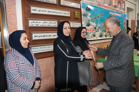 تقدیر از همکاران شاغل در اداره به مناسبت فرا رسیدن روز زن وولادت با سعادت حضرت فاطمه زهرا (ع)