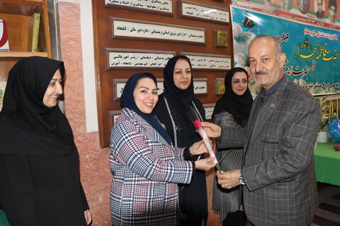 تقدیر از همکاران شاغل در اداره به مناسبت فرا رسیدن روز زن وولادت با سعادت حضرت فاطمه زهرا (ع)