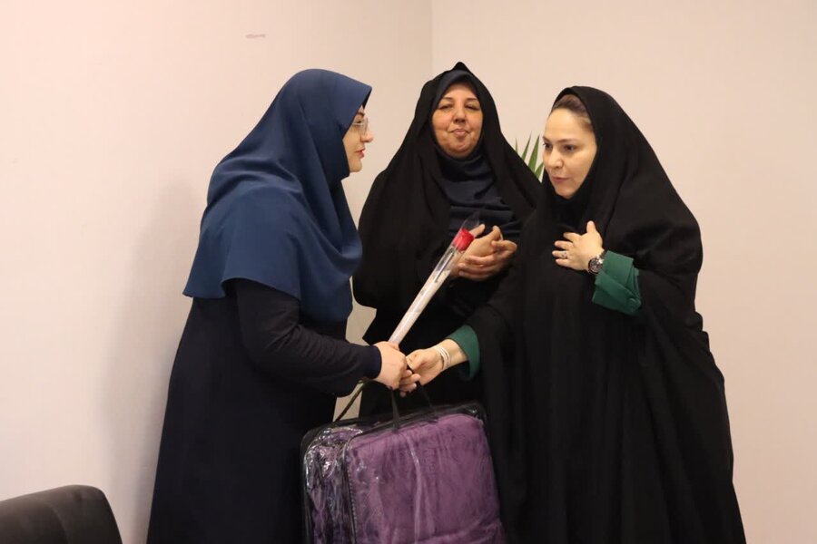 تجلیل و قدردانی از  زهرا نوری از همکاران مرکزمشاوره تلفنی  1480 و فرزند شهیده والامقام 