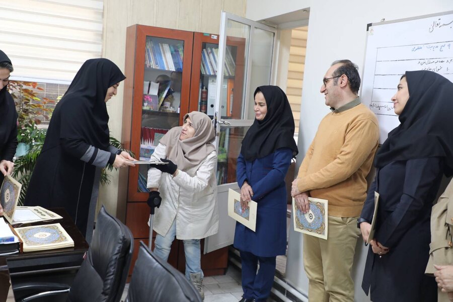 شهرتهران| تجلیل مدیر بهزیستی از کارکنان توانبخشی و افراد دارای معلولیت در هفته افراد دارای معلولیت