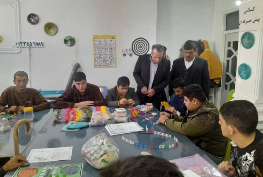 بازدید رئیس اداره بهزیستی از مرکزحرفه‌آموزی درخشان میاندوآب