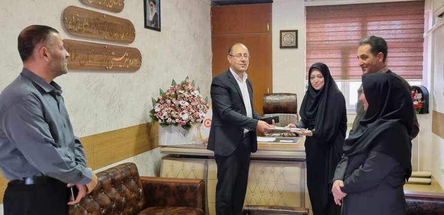 تجلیل رئیس بهزیستی سلماس از حسابدار اداره به مناسبت روز حسابدار