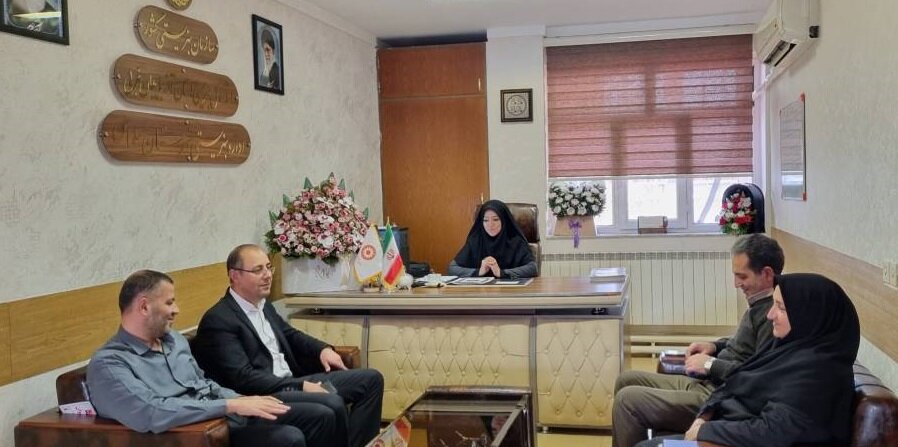 تجلیل رئیس بهزیستی سلماس از حسابدار اداره به مناسبت روز حسابدار