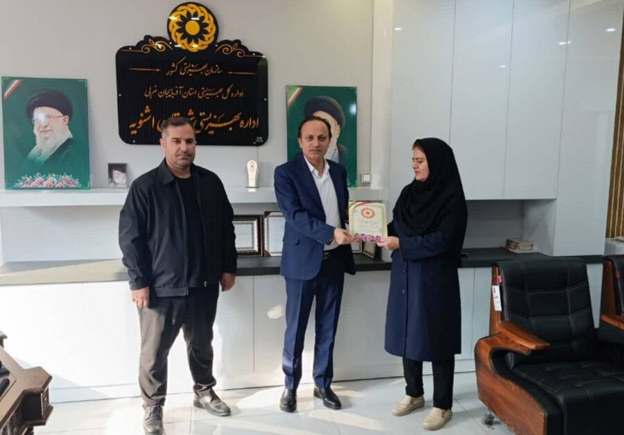 تقدیر رئیس بهزیستی از حسابدار اداره بمناسبت روز حسابدار