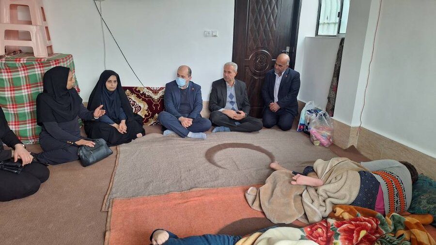 رضوانشهر /حضور مدیر کل بهزیستی گیلان در منزل خانواده دارای دو معلول 