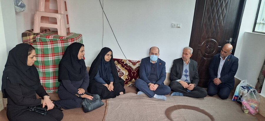 رضوانشهر /حضور مدیر کل بهزیستی گیلان در منزل خانواده دارای دو معلول 