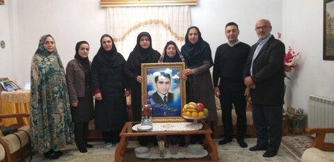تنکابن| دیدار رئیس اداره بهزیستی تنکابن با خانواده شهید والامقام مهدیقلی عزیزی