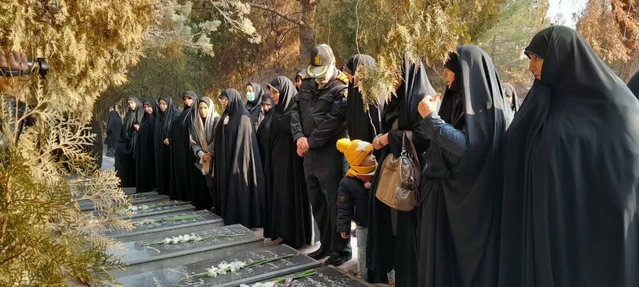 مراسم تجدید میثاق بانوان بهزیستی آذربایجانغربی با آرمانهای شهدا در آستانه فرا رسیدن هفته بزرگداشت مقام مادر و روز زن