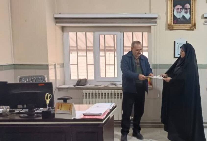 تجلیل رئیس بهزیستی شاهین‌دژ از حسابدار اداره به مناسبت روز حسابدار