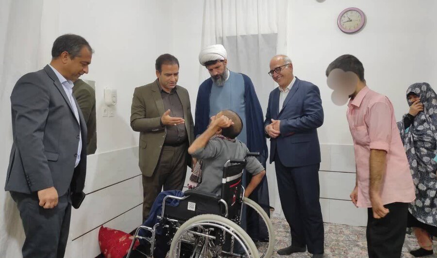 دیدار مدیرکل بهزیستی استان در معیت فرماندار و امام جمعه با خانواده دارای دوعضو معلول