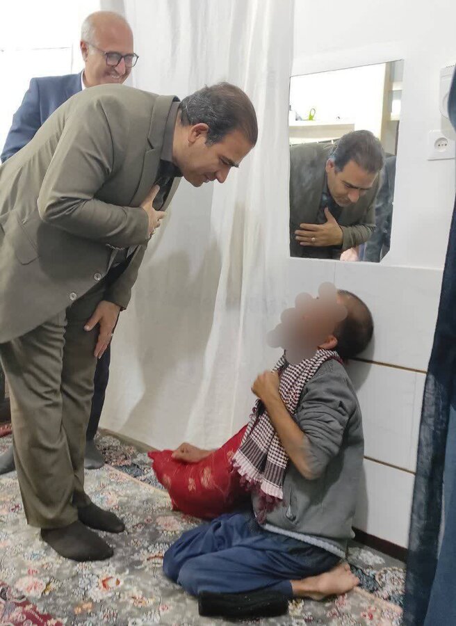 دیدار مدیرکل بهزیستی استان در معیت فرماندار و امام جمعه با خانواده دارای دوعضو معلول