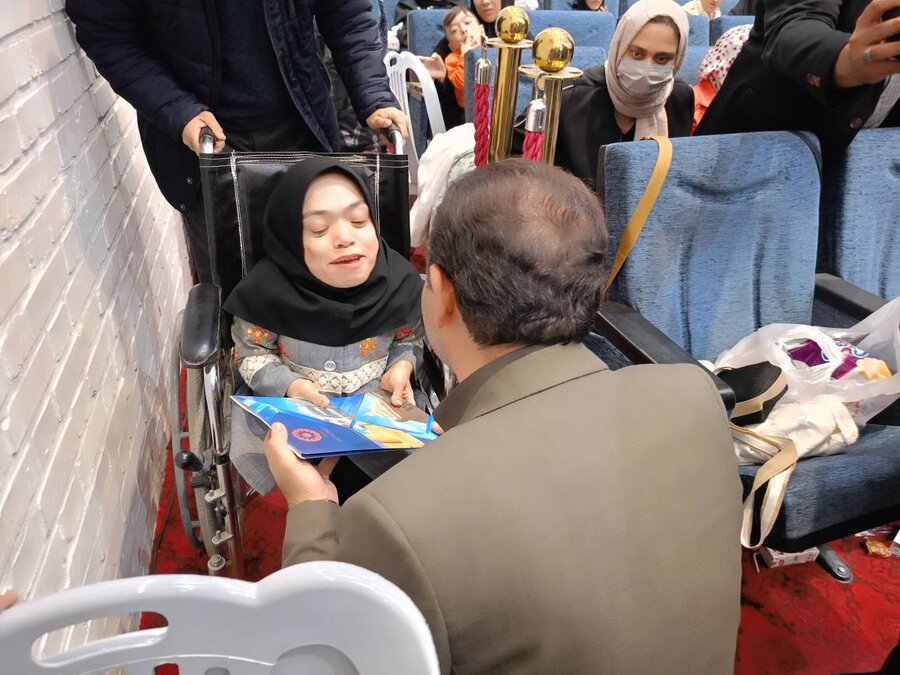 طبس/برگزاری جشن با شکوه و تقدیر از افراد دارای معلولیت با موفقیت های شاخص 