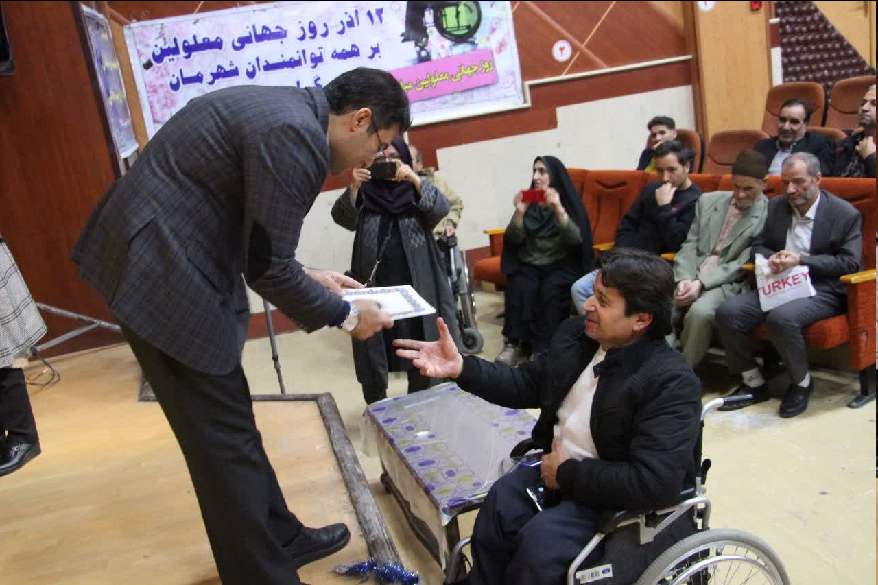 فرماندار ملایر: نگاه به جامعه معلولان عاطفی نباشد