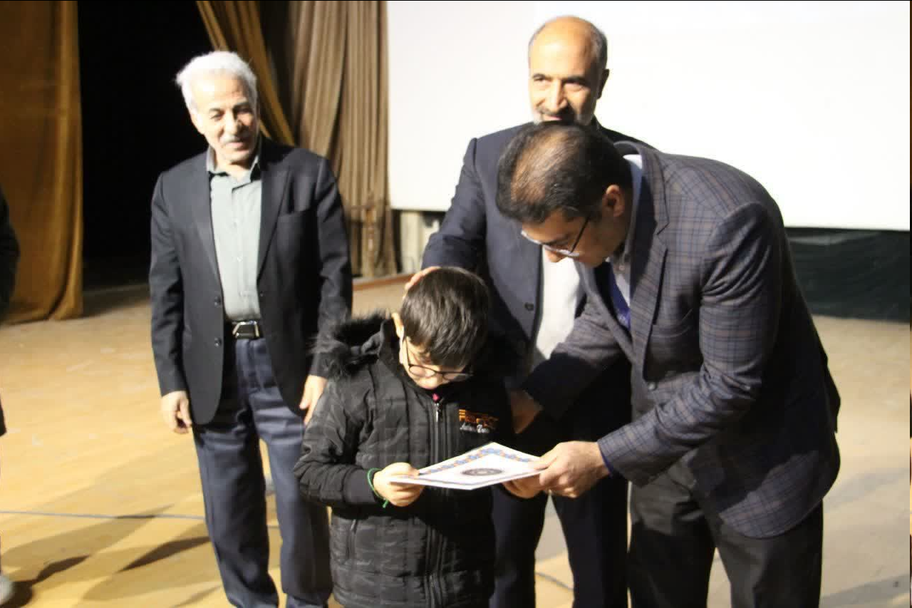 فرماندار ملایر: نگاه به جامعه معلولان عاطفی نباشد