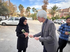 حضور مدیرکل و معاونین بهزیستی فارس در محل کار همکاران اداره‌کل / تقدیم گل و شیرینی به مناسبت میلاد حضرت زهرا(س) و روز زن و مادر