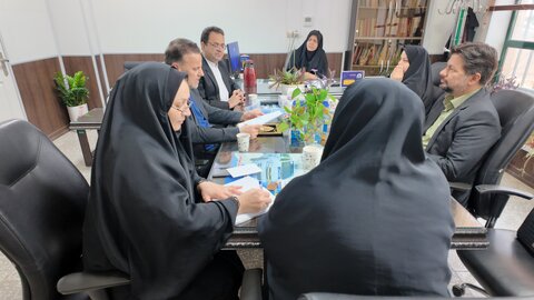 در جلسه‌ای با حضور مسئولان نهضت سوادآموزی و بهزیستی استان قم تعهدات طرفین در زمینه سوادآموزی زنان سرپرست خانوار بررسی شد
