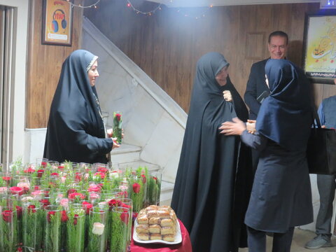 گزارش تصویری| تجلیل مدیرکل بهزیستی البرز از بانوان به مناسبت میلاد حضرت فاطمه زهرا(س) و گرامیداشت مقام زن و روز مادر