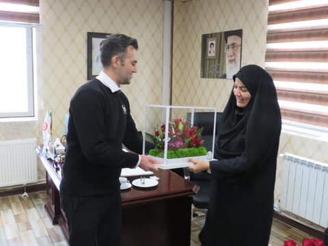 تقدیر کارکنان بهزیستی البرز از مدیرکل به مناسبت میلاد حضرت زهرا(س) و گرامیداشت مقام زن و روز مادر