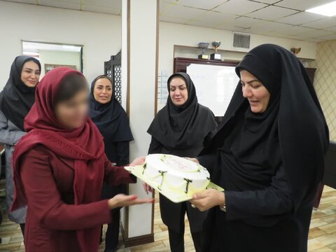 دیدار دختران هدایت‌شده به زندگی مستقل با مدیرکل بهزیستی البرز و تبریک روز ولادت حضرت زهرا (س) و روز مادر