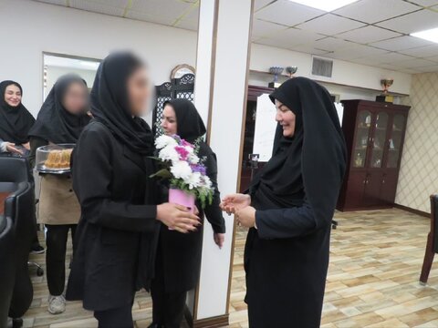 دیدار دختران هدایت‌شده به زندگی مستقل با مدیرکل بهزیستی البرز و تبریک روز ولادت حضرت زهرا (س) و روز مادر