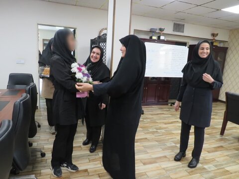 دیدار دختران هدایت‌شده به زندگی مستقل با مدیرکل بهزیستی البرز و تبریک روز ولادت حضرت زهرا (س) و روز مادر