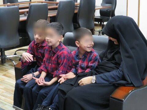 دیدار صمیمی کودکان مقیم بهزیستی با مدیرکل بهزیستی البرز به مناسبت روز مادر